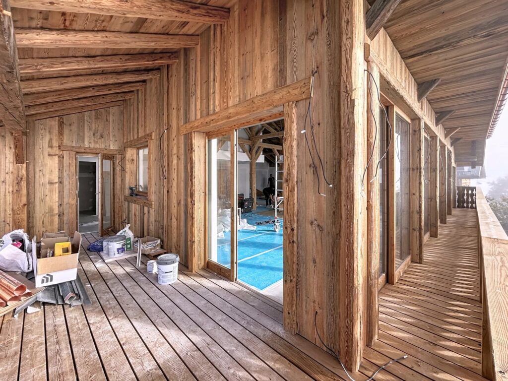 Terrasse extérieure en bois de la grange renovée