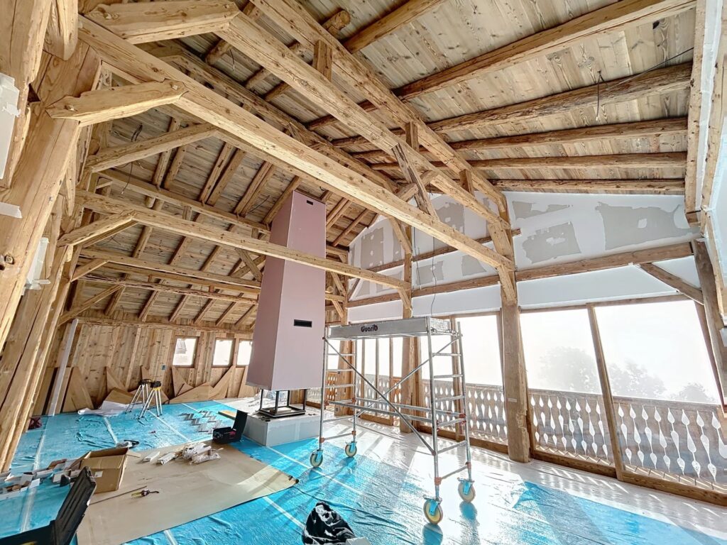 Intérieur de la grange en cours de réhabilitation et rénovation