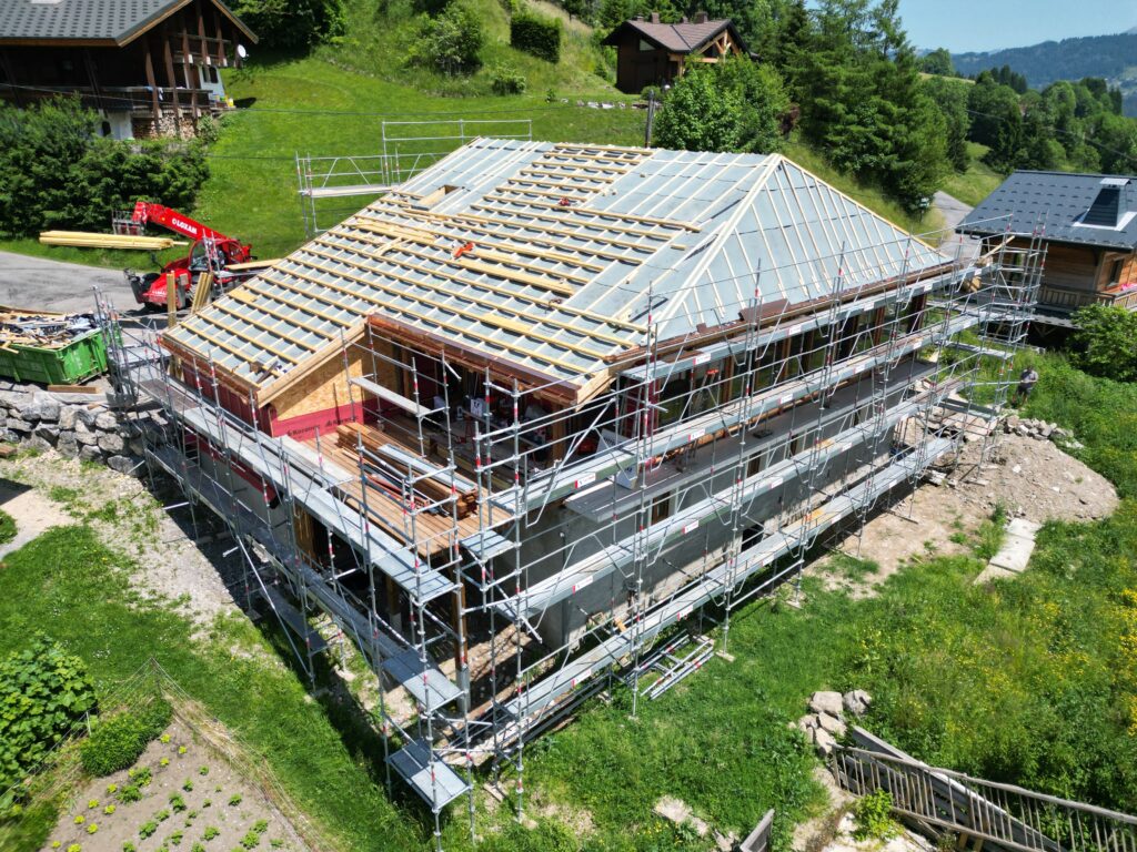 Grange et toiture en cours de rénovation et réhabilitation 